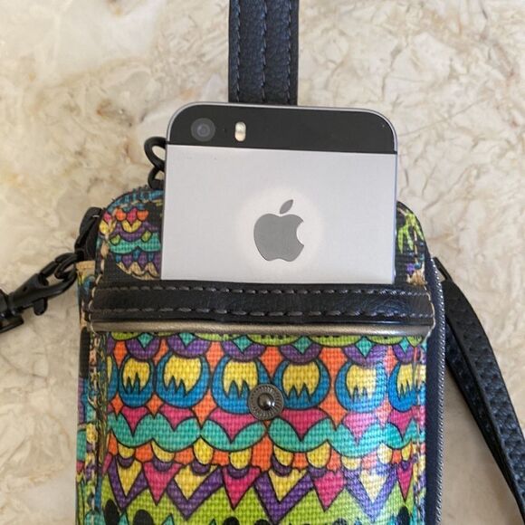 As New! SAKROOTS Peace Smartphone Wristlet Crossbody Bag Radiant One World - Picture 12 of 14